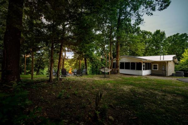 Peaceful Charming Cottage With Private Dock & Cozy Hot Tub In Murray, Kentucky - Kentucky
