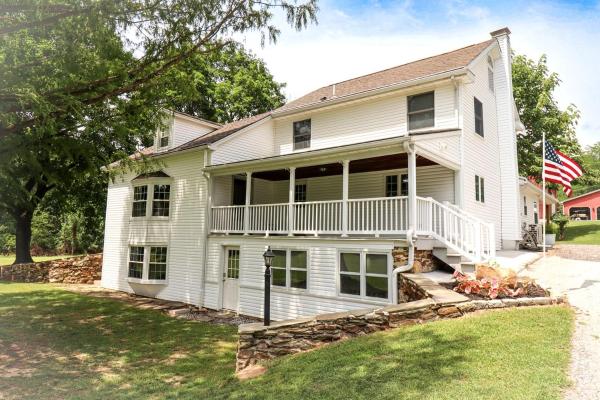 Cozy Farmhouse With Fire Pit & Peaceful Country Views In Hanover, Pennsylvania - Hanover, PA