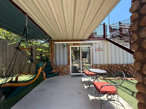 Cozy Tiny Home With Private Patio & Hammock Chairs Near Bath Lake In Medicine Park, Oklahoma - Lake Ellsworth, OK