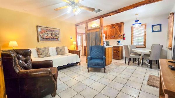 Shiner Suite Gruene Cottages - New Braunfels, TX