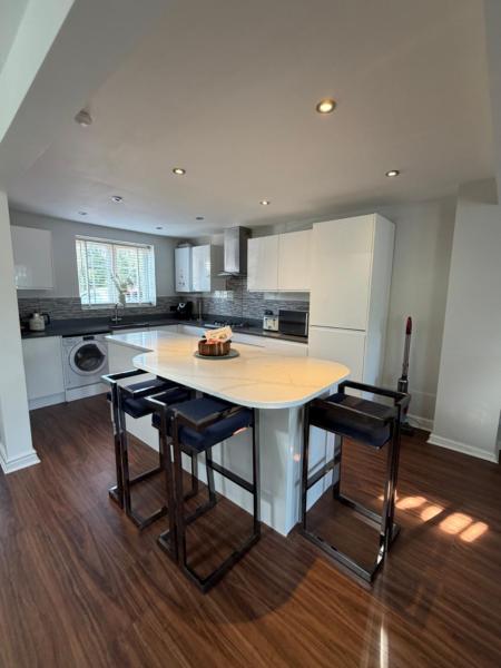 Spacious 4br House With Canal Views & Garden - Altrincham