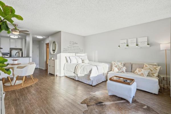 Stylish Silverlake Apartment Near Crypto Arena - Downey, CA