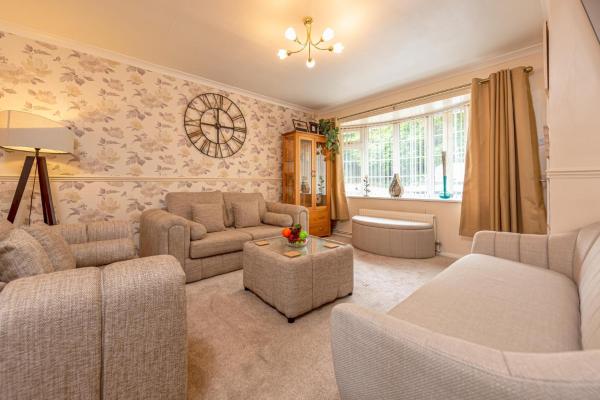 Spacious 3-bed Home In Wellington Sleeps 5 - Pass The Keys - Telford