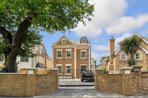 Tudor Villa - A Luxury Riverside Retreat - Sleeps 14 - Brentford