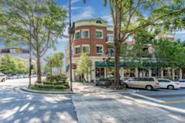 Cozy Retreat On Main St - Greenville, SC