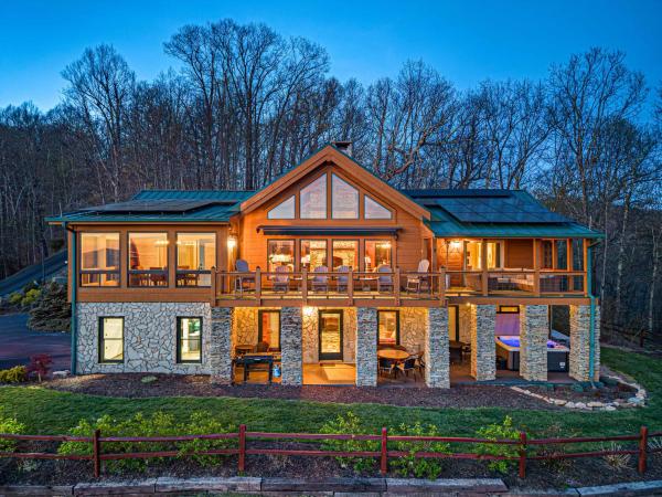 Luxury Hilltop Lodge On 13 Acres, Panoramic Views - Cherokee, NC