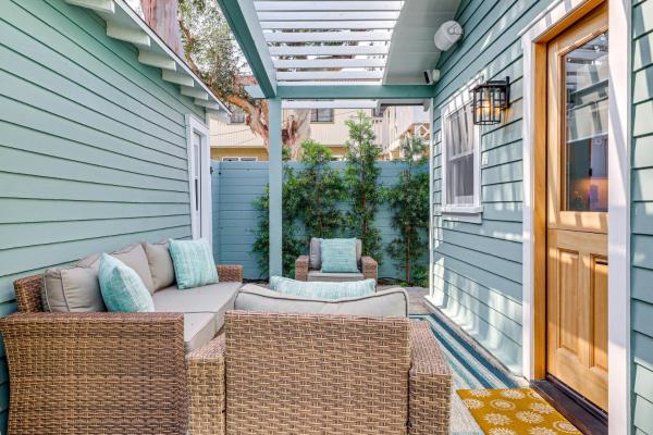Stroll To Redondo Beach: Modern, Coastal Gem - Torrance, CA