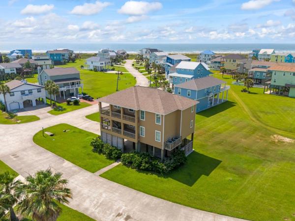 Spacious Beach Retreat Sleeps 25 Perfect For Families Groups - Galveston, TX