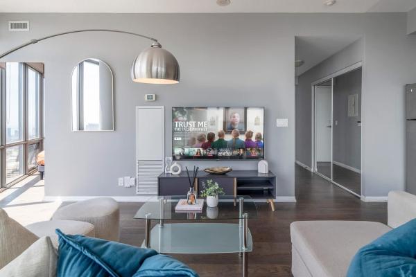 Premier Sub-penthouse W Panoramic Views N Parking - Toronto