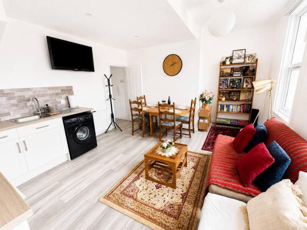 Free Parking Gloucester Rd 2-bed Flat Sleeps 6 - Bristol