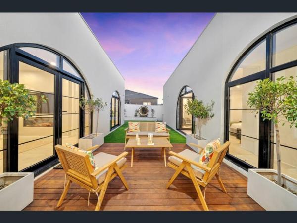 Spacious 4-bed Family House Near Gateway Plaza - Geelong