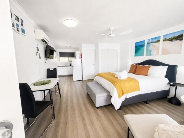 Boutique Lakefront Cabin Sunrise Views - Hervey Bay