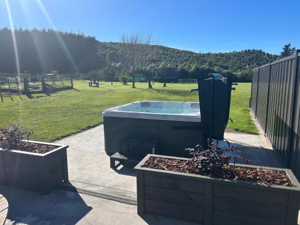 Farmstay Escape With Pet Farm Animals And A Spa - Papamoa