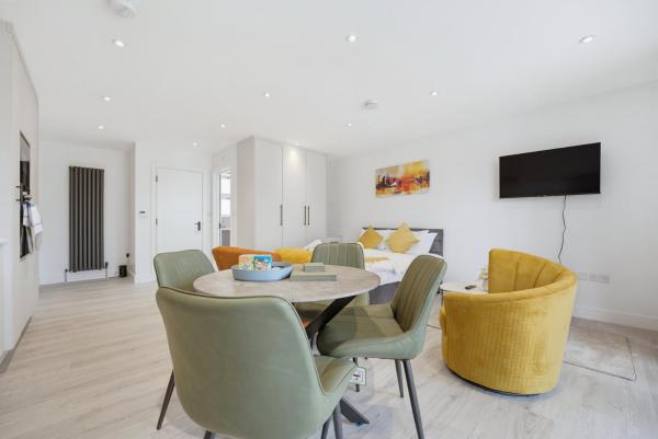 Luxaura Homes Balcony Studio With Northfields - Apt 1 - Hounslow