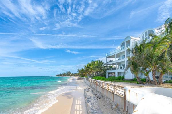 Private Ocean Front Luxury Condo - Pool & Beach - Nassau