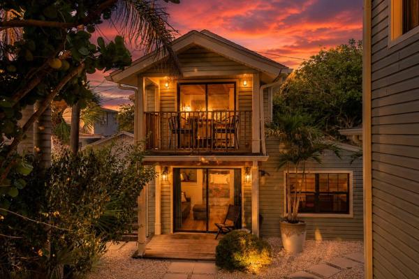 On The Beach Retreat Sleeps 6 - Indian Rocks Beach, FL