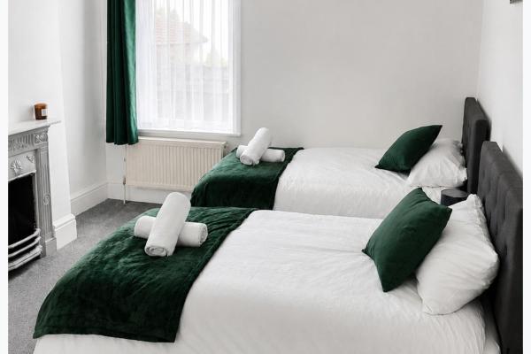 House Sleeps 6 With Garden - Coventry