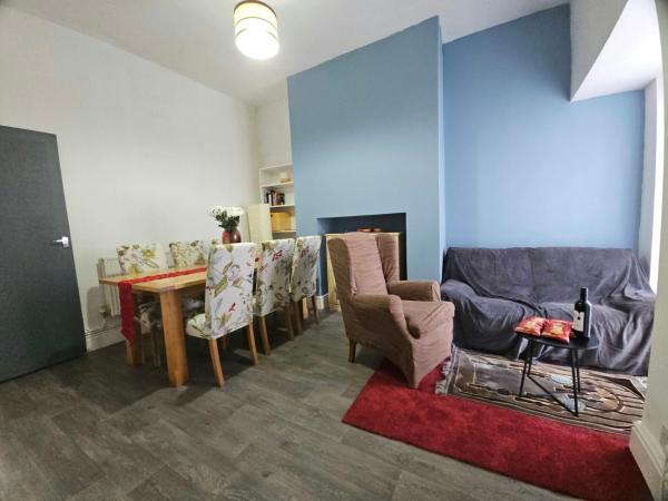 Entire Central 3 Bedroom House, Sleeps 8, Parking, Pet Friendly - Ormskirk