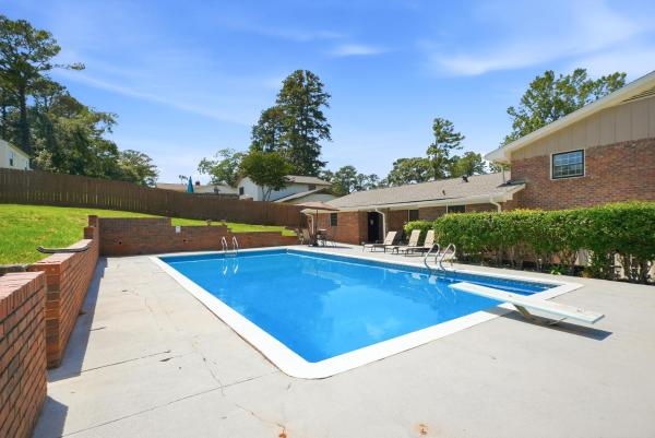 Private Pool, Patio! Spacious Home In Decatur - Stone Mountain, GA