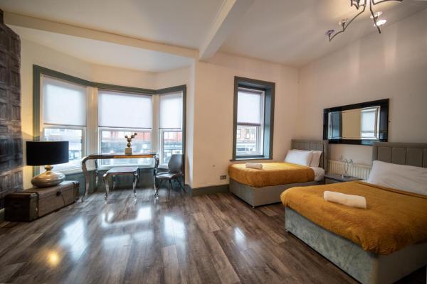 Foto 5: Spacious, Central Townhouse with Hot Tub & Free Parking