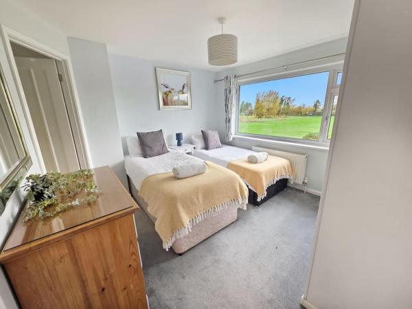 Falkirk House, Work Stays Welcome, Free Parking - Swindon