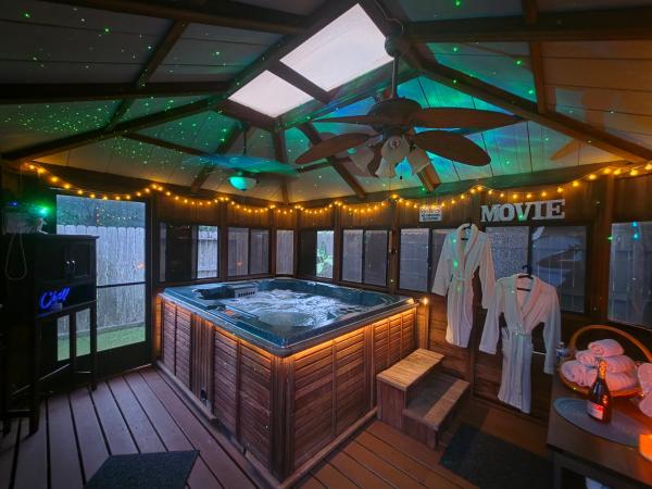 Maple House Backyard Retreat W Hot Tub Near Iah - Lake Houston, TX