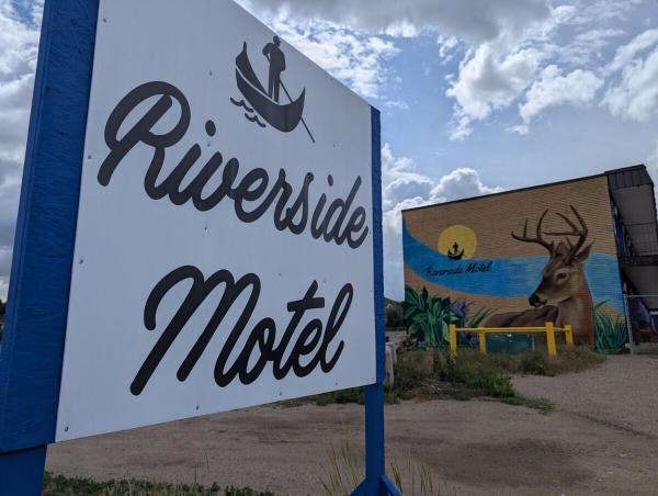 Riverside Motel & Suites - Medicine Hat