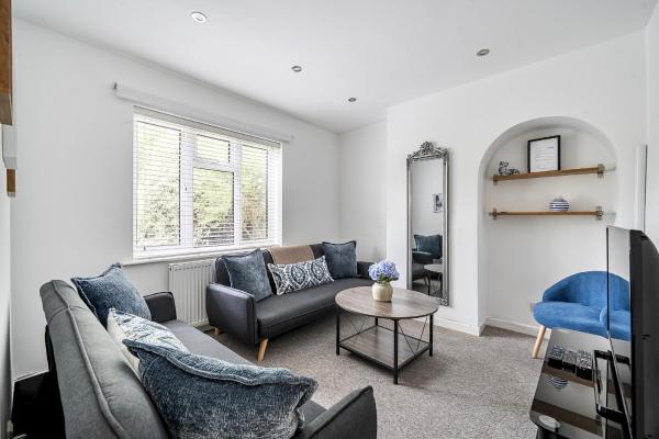 Surrey 5-bed Home For Groups Business Stays - Pass The Keys - Woking
