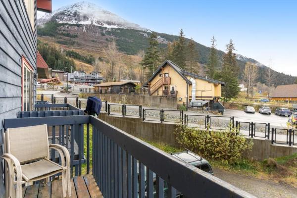 Slopeside Girdwood Condo With Mountain Views And A Fireplace - Anchorage, AK