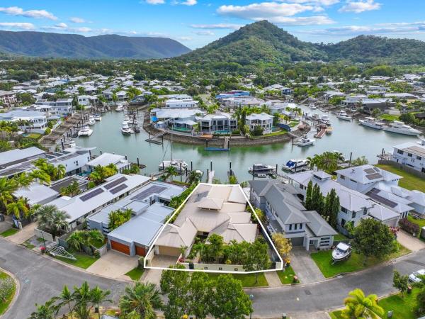 Waterfront Villa With Pool, Pontoon & Piano - Cairns