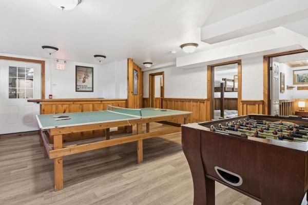 12 Beds Sleep 16 Chalet With Hottub, 2min To Blue - Thornbury