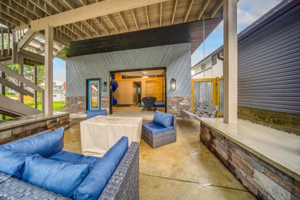 Family Fun! Indoor Jungle Gym, Hot Tub & Beach - Erie, PA