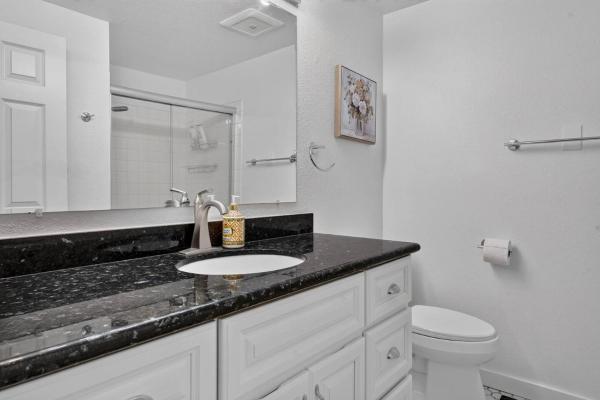 Stylish 2br Near Bellevue & Kirkland W/ Pool+ac - Issaquah, WA