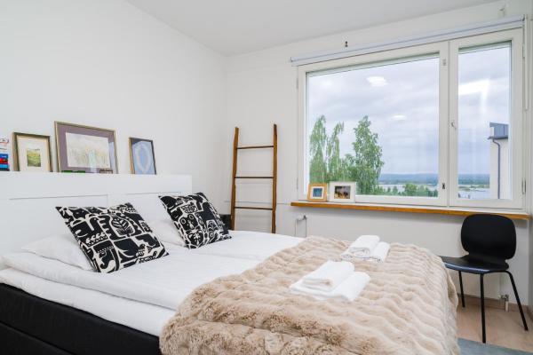 Ylimmän Kerroksen Tilava Kolmio Jokinäkymällä - Rovaniemi