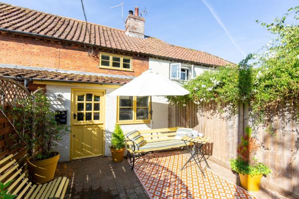 Pineapple Cottage - Holt