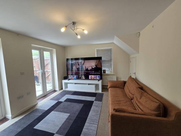 Shirebrook 2-bed Townhouse Sleeps 6 With Garden - Mansfield