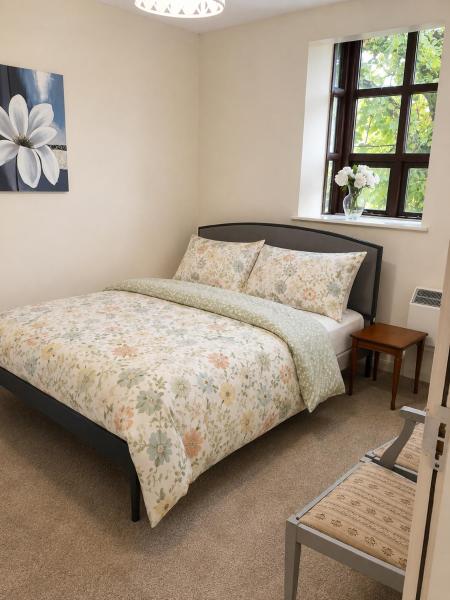 Comfortable 2-bed Home With Free Parking - Stoke-on-Trent