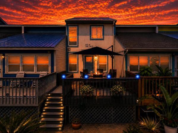 100 Yards To Beach! Fire Pit, 3 Decks, Dogs Ok! - Pensacola Beach, FL
