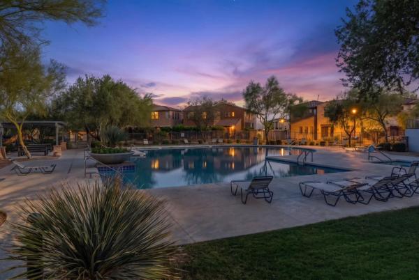 Phoenix Luxe Stylish Home Pool & Hot Tub Gated Community - Phoenix, AZ
