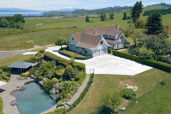 Lake Taupō Estate For 18 | Pool, Spa & Big Views - Taupō