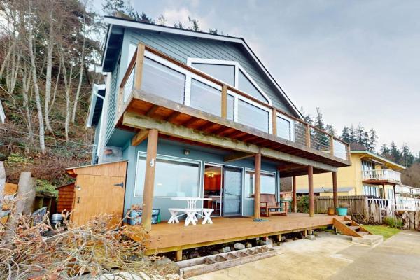 Relaxing Beachfront Retreat With Panoramic Water Views And Spacious Outdoor Deck - Langley, WA