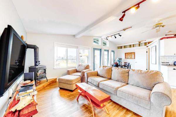 Evinrude Escape Waterfront House With Private Beach Access And Fire Pit - Port Townsend, WA