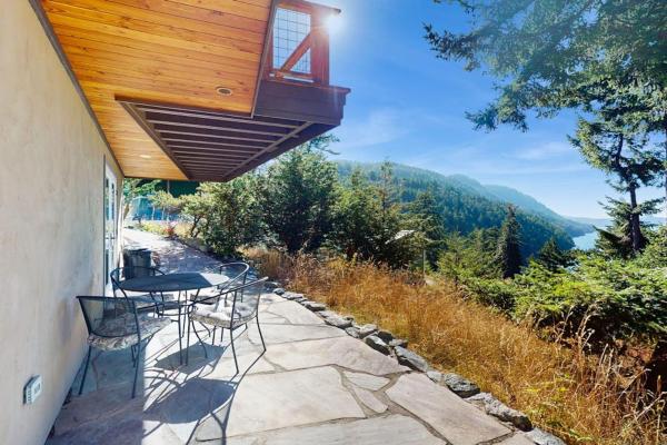 Cheerful Orcas Island Forest Getaway With Stunning Mountain And Sea Views - Friday Harbor, WA