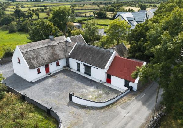 Incredible Galway Thatch Stylish Cottage Near Oranmore Sleeps 6 - Oranmore