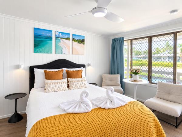 Boutique Lakefront Cabin Sunrise Views - Hervey Bay