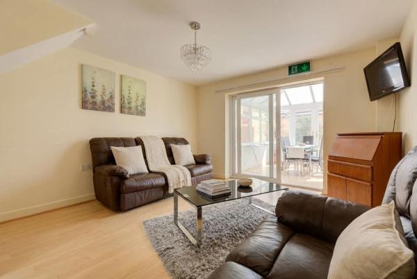 Large Hampton Hargate House W Parking & Garden - Peterborough