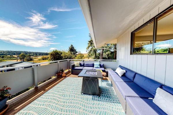 Hawk Lane Hideaway: Spacious 4 Bedroom Waterfront Retreat With Hot Tub - Langley