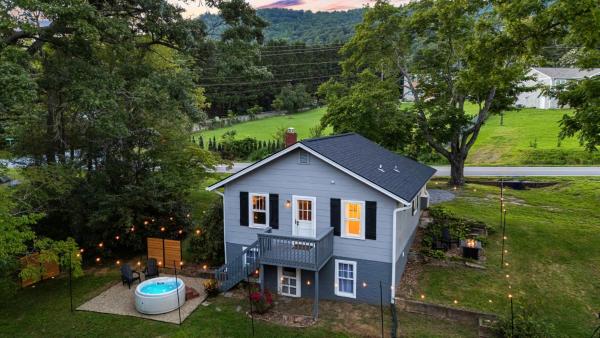 Historic Fairview Cottage Hot Tub, Fire Pit - Black Mountain, NC