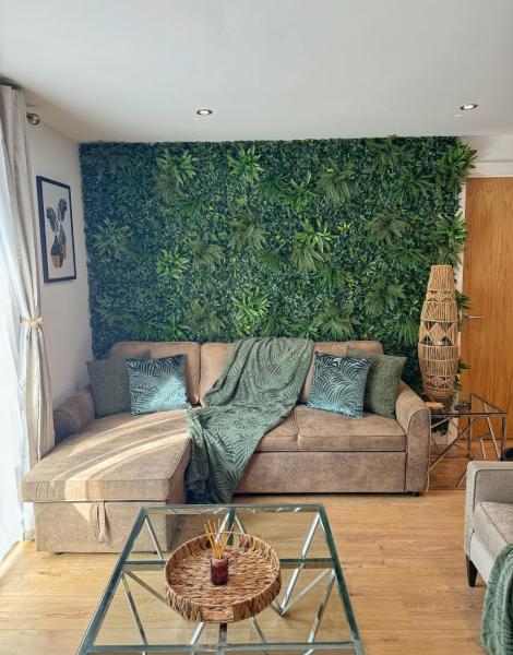 Velvet Leaf Retreat - 2 Bedrooms, 3 Beds, Ensuites, Park Views, Free Parking - Leeds