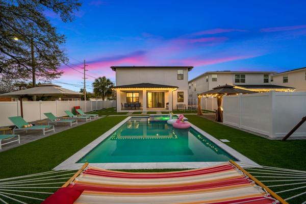 Luxe Tampa Villa With Pool Spa Game Room And More Sleeps 19 Plus - Keystone, FL
